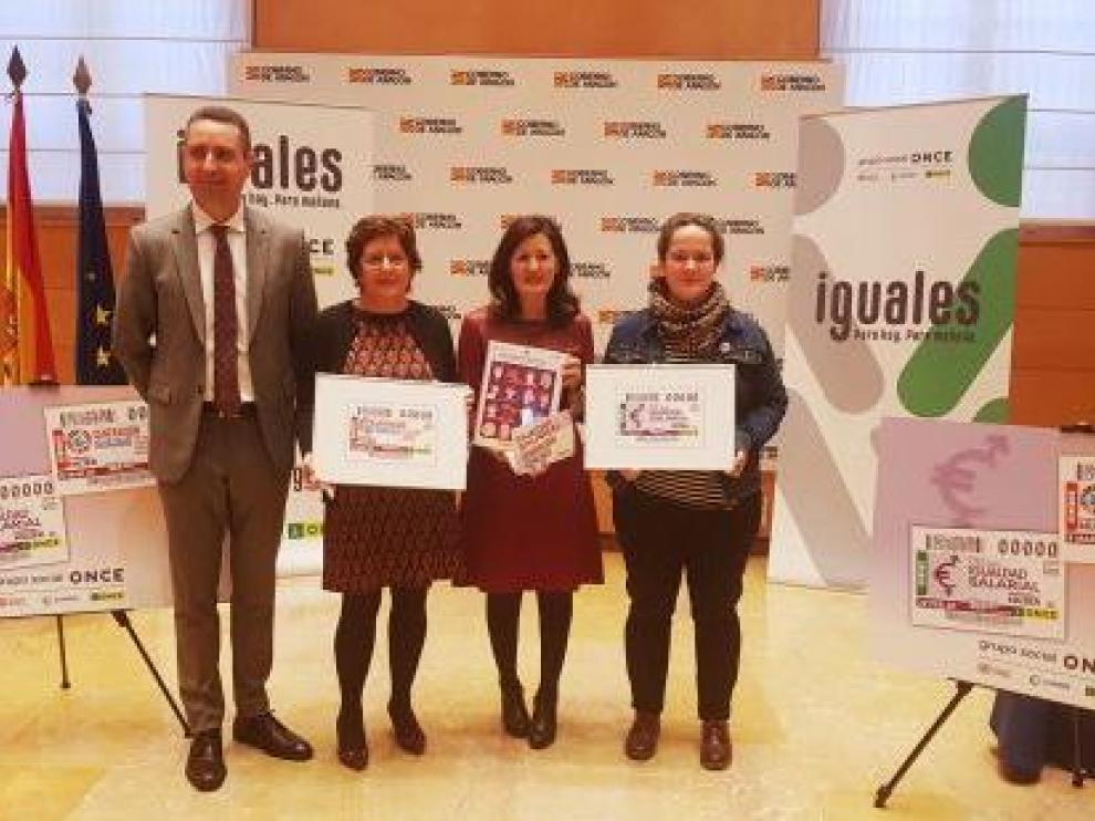 Presentación de los dos cupones dedicados a la mujer que va a lanzar la ONCE.