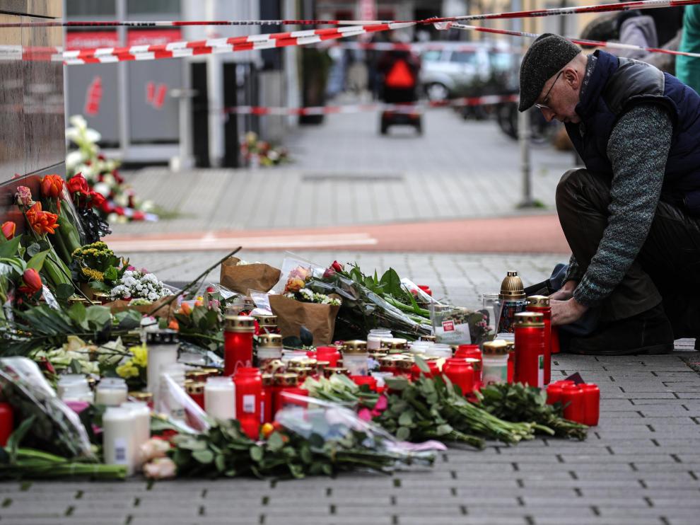 Velas y flores en uno de los lugares donde ocurrieron los tiroteos de Hanau.