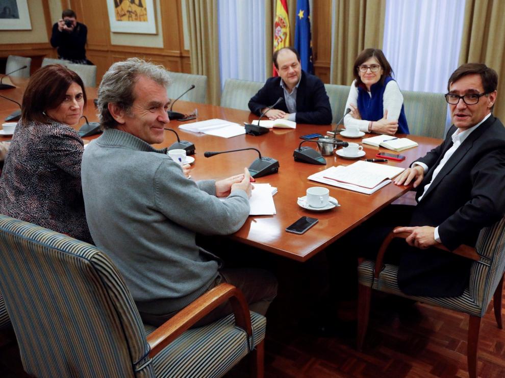El ministro de Sanidad, Salvador Illa (d), junto a Fernando Simón (2i), en la reunión del Comité de Seguimiento del Coronavirus.