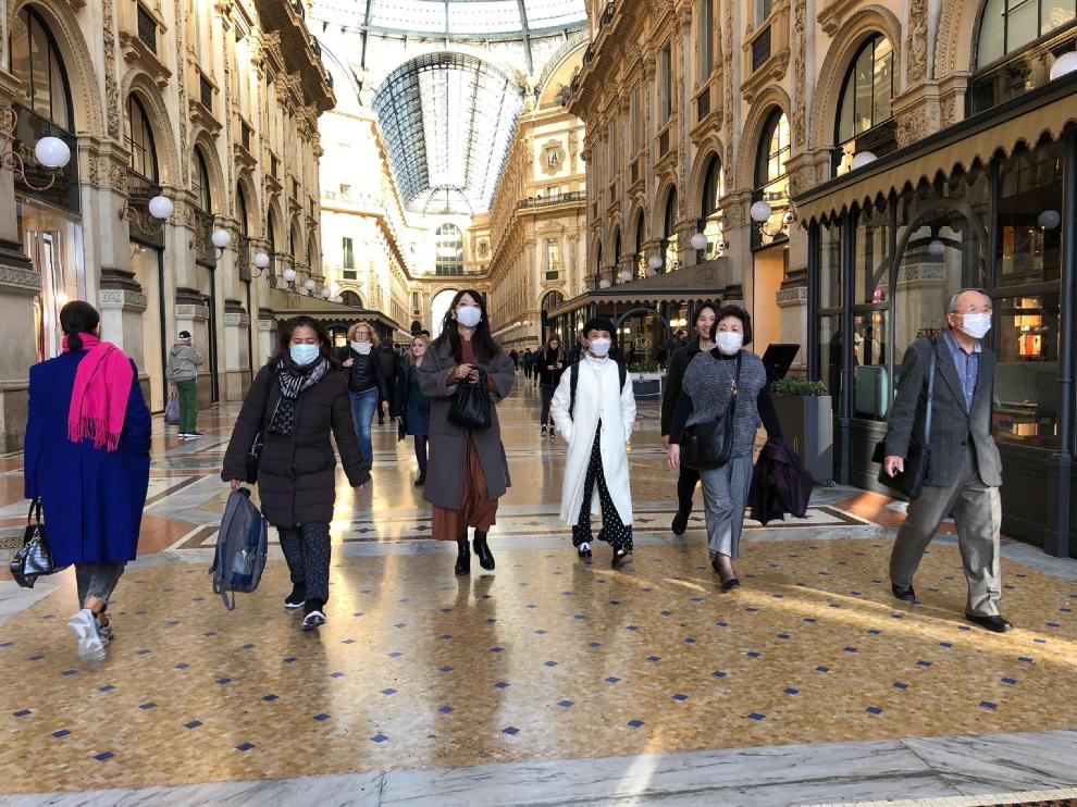 Asiáticos ivsitan la Galería Vittorio Emanuele de Milán con mascarillas, este lunes.