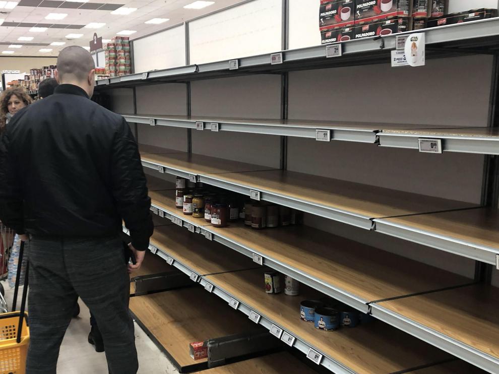 El asalto a los supermercados no solo se ha producido en las once localidades aisladas en las regiones de Lombardía y Veneto, consideradas el epicentro del brote, sino que se ha extendido a las grandes ciudades como Milán.