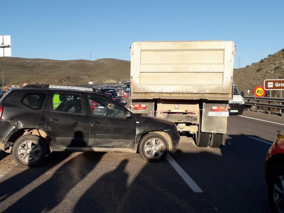 Estado en el ha quedado el vehículo, empotrado bajo el camión.