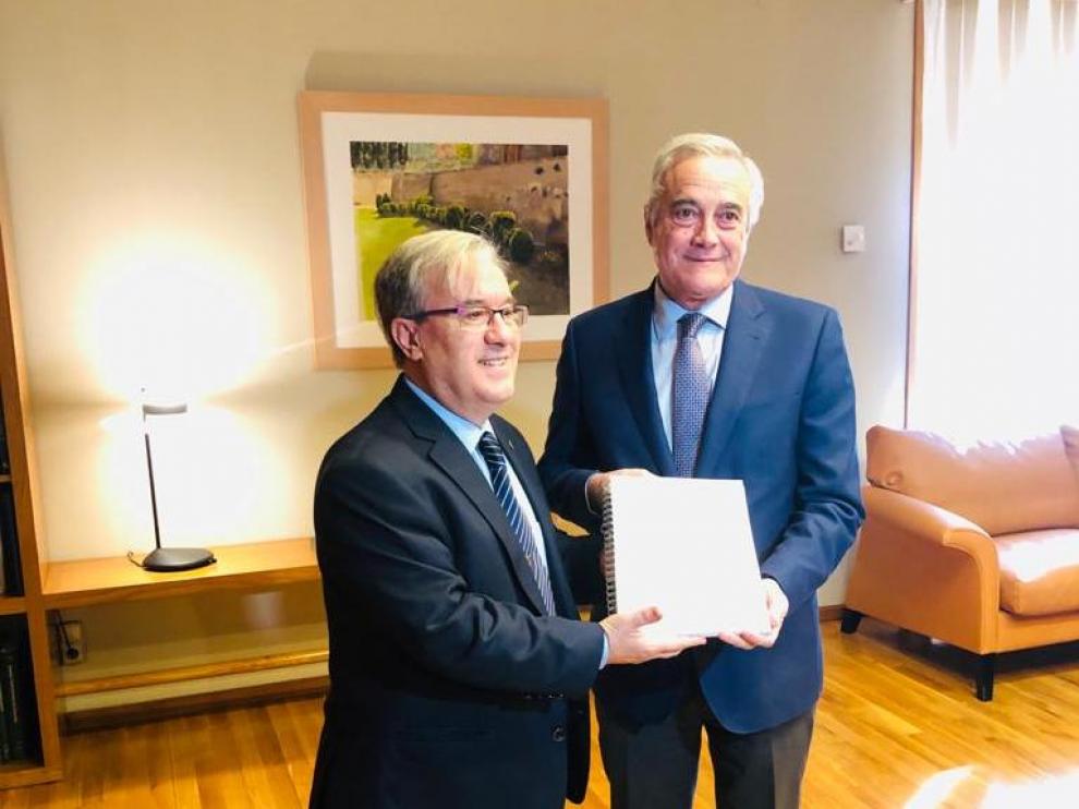 El Justicia de Aragón, Ángel Dolado, entrega esta mañana el Informe de 2019 al presidente de las Cortes de Aragón, Javier Sada.