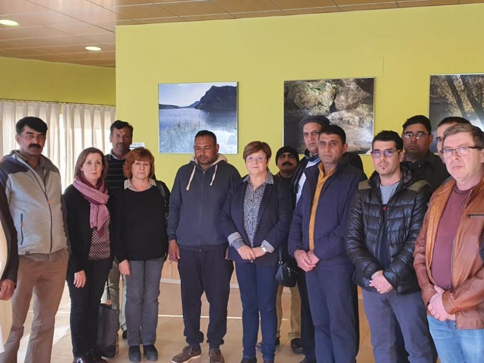 Miembros de la comunidad pakistaní, junto a responsables municipales de Caspe.