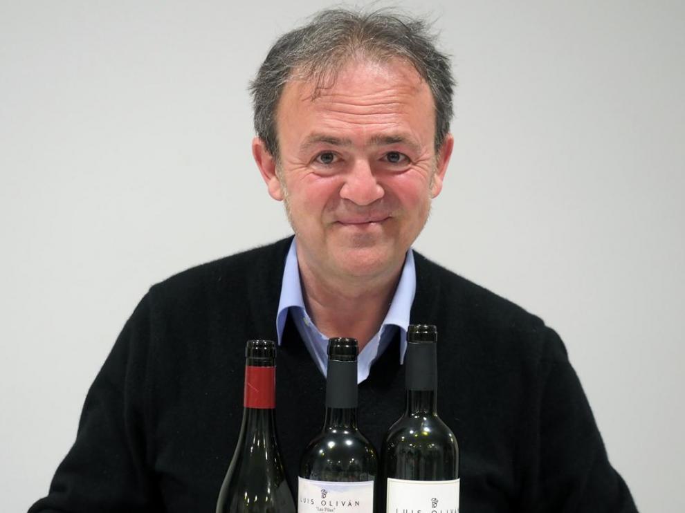 Luis Oliván, con los tres vinos que elabora.