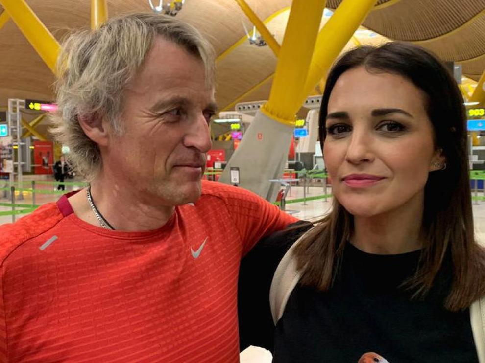 Paula Echevarría junto a Jesús Calleja en el aeropuerto de Madrid