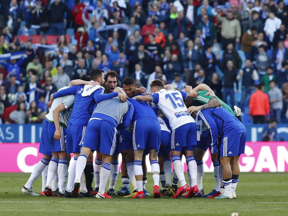 Los jugadores del Real Zaragoza se abrazan formando una piña al finalizar el encuentro contra el Deportivo.