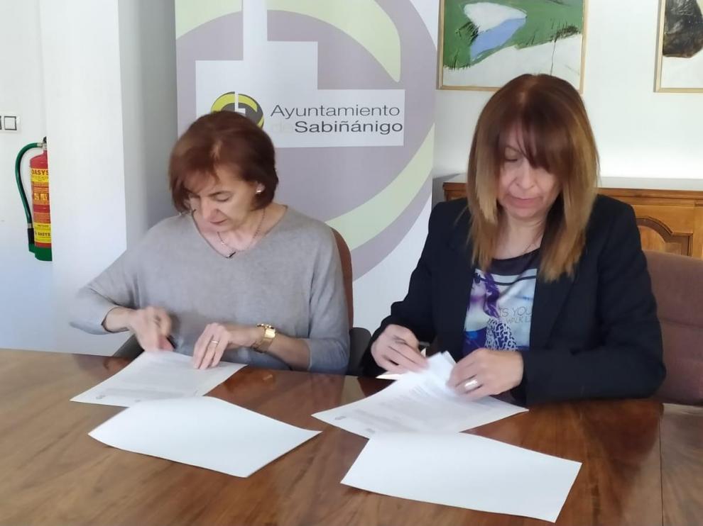 Susana Ara, presidenta de la Asociación Protectora Pirineos y Berta Fernández, alcaldesa de Sabiñánigo, firmando el convenio