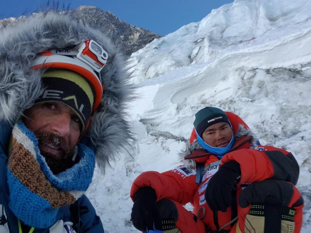 Alex Txiko (izquierda) junto con un sherpa, en el campo base del Everest