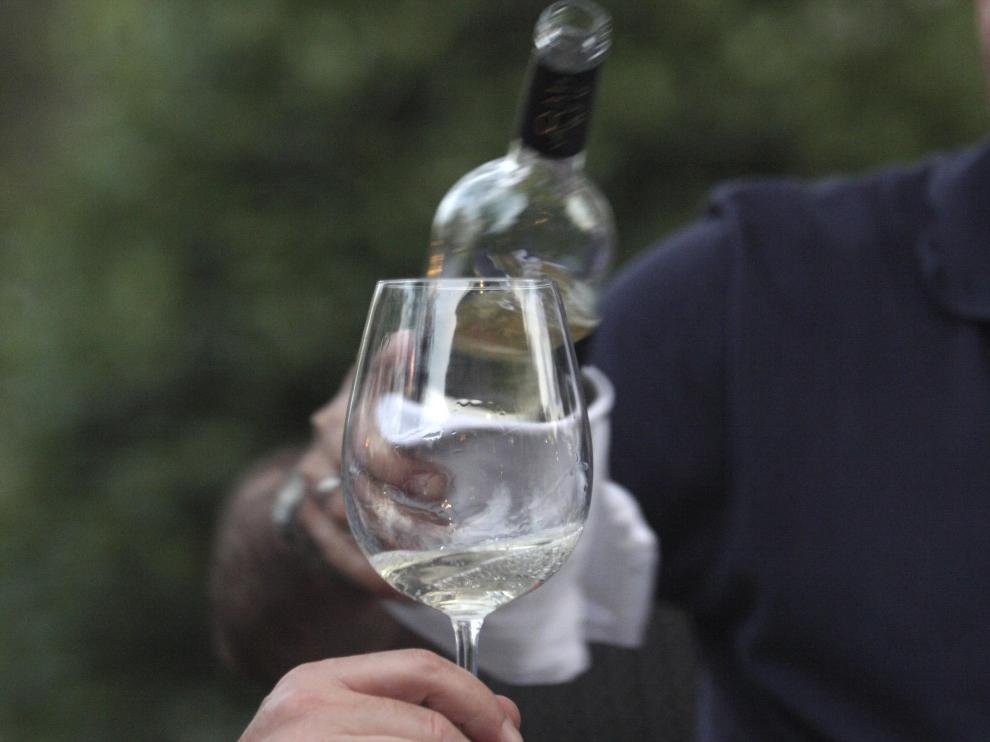 Sirviendo una copa de vino blanco.