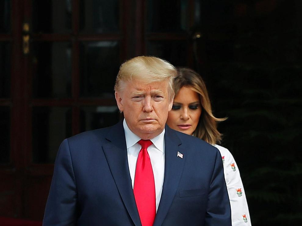 Donald Trump, seguido por su esposa, Melania, en Nueva Delhi.