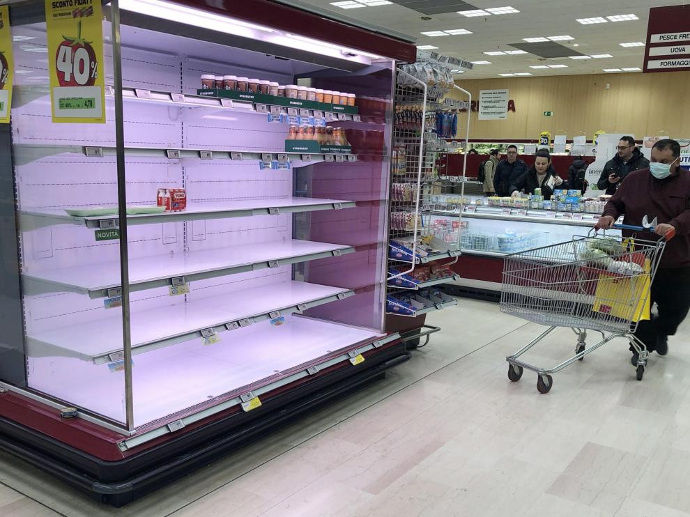 Estantes de un supermercado italiano vacíos por el temor al coronavirus.