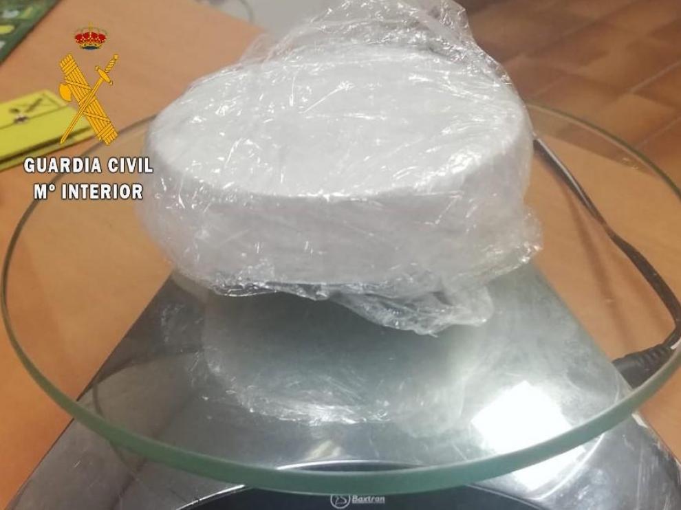 La pastilla de cocaína intervenida por la Guardia Civil.