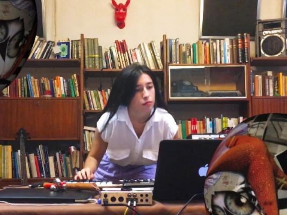 La joven Izaskun González, más conocida como Rrucculla, preparando una de sus sesiones.
