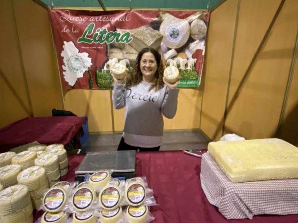 Elena Uzcategui, en la feria de Biescas con sus quesos.