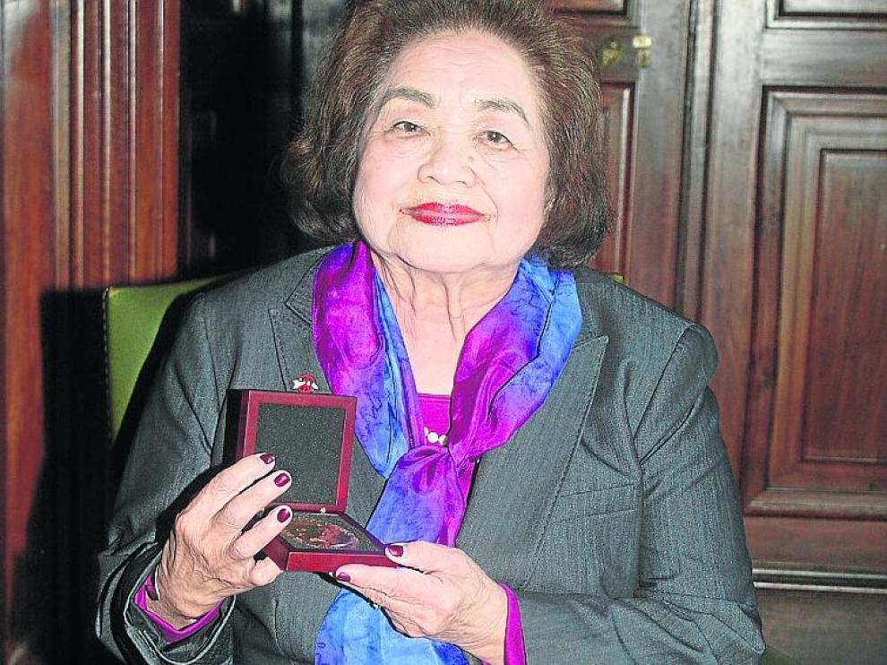 Thurlow, con la medalla que acredita el Nobel de la Paz de 2017.