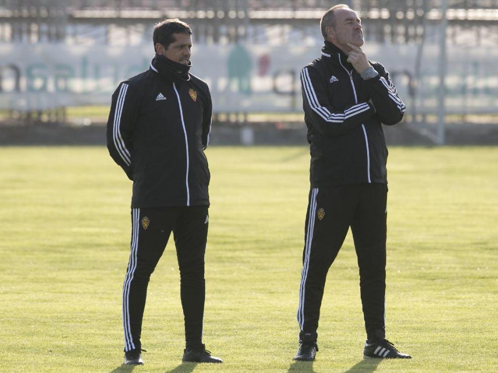 Víctor Fernández, con su ayudante, José Luis R. Loreto, observa con atención el entrenamiento de sus jugadores.