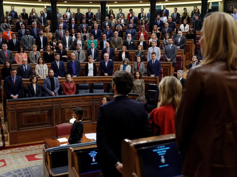 Los diputados guardan un minuto de silencio por los asesinatos de violencia de género durante el pleno celebrado este jueves en el Congreso