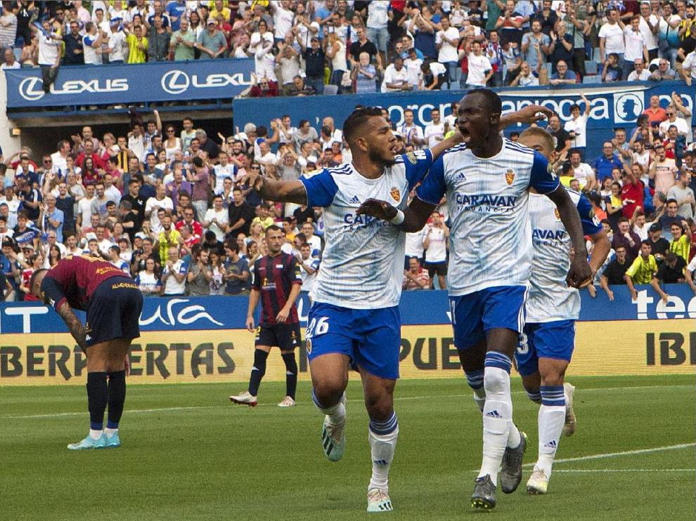 Luis Suárez celebra con Raphael Dwamena en tanto del ghanés ante el Extremadura en La Romareda en la 5ª jornada de liga (3-1 ganó el Real Zaragoza).