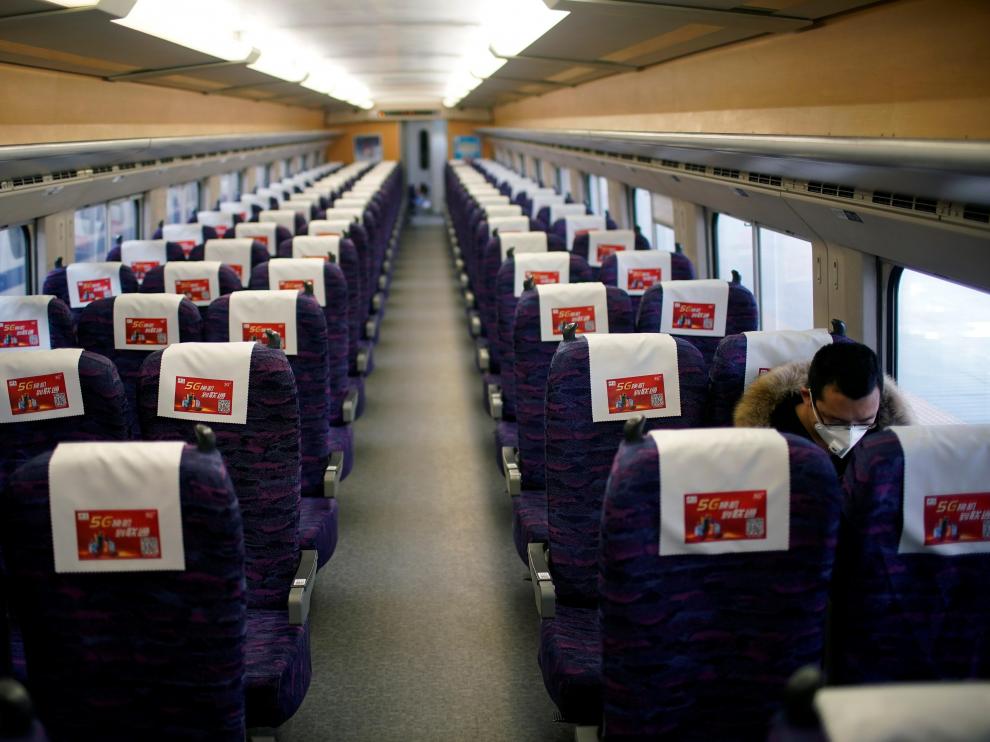 Un pasajero con máscara en un tren en Shanghai.