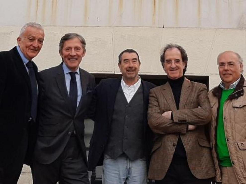 José Luis Garci, en el centro, con los miembros de la junta directiva de la asociación de la prensa deportiva.