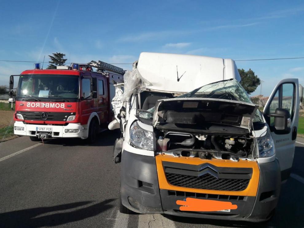 La furgoneta ha quedado seriamente dañada tras la colisión con el tractor.