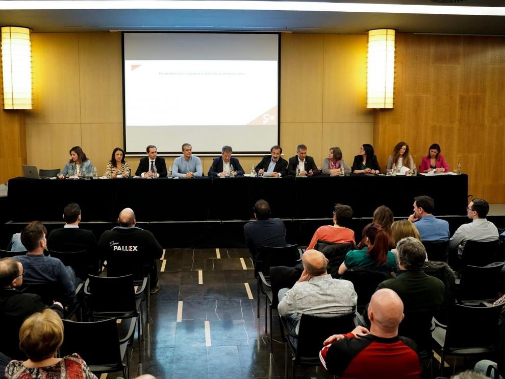 Última comparecencia pública. Los diputados autonómicos explicaron el miércoles a la militancia su postura sobre los presupuestos de la DGA y hablar de sus enmiendas en un céntrico hotel de Zaragoza.