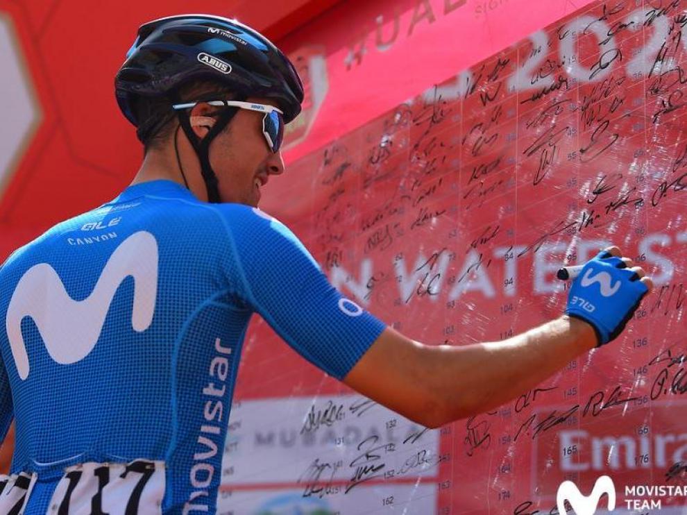 Sergio Samitier, en el control de firmas de la quinta etapa del Tour UAE