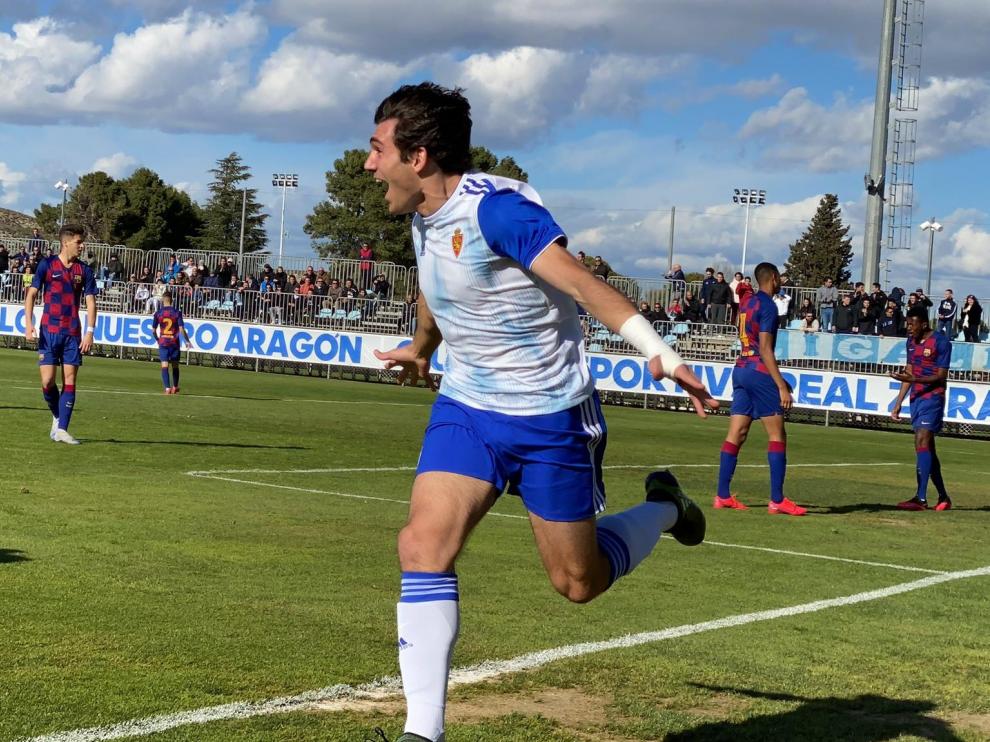Iván Azón celebrando su primer gol del partido ante el Barcelona.