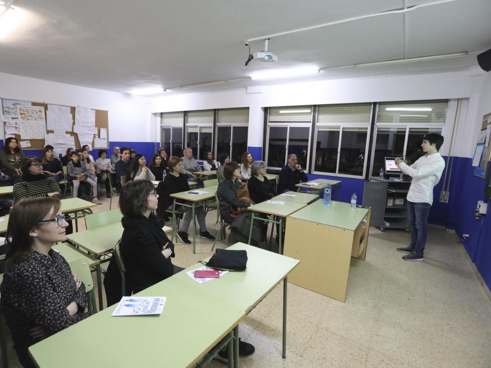Los alumnos del Bachillerato Internacional del IES Lucas Mallada presentaron sus trabajos de investigación en la I Feria de Monografías.