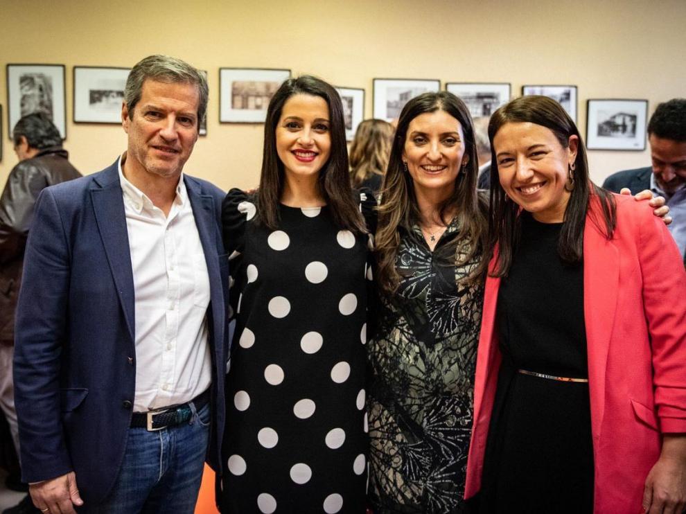 Aragoneses en el equipo de Arrimadas. La candidata tiene de número dos a Marina Bravo, zaragozana y diputada en Cataluña (derecha), integra al portavoz en las Cortes de Aragón, Daniel Pérez Calvo, y sumará a la oscense Sara Giménez, diputada nacional por Madrid, "en cuanto cumpla el requisito estatutario de llevar seis meses afiliada".
