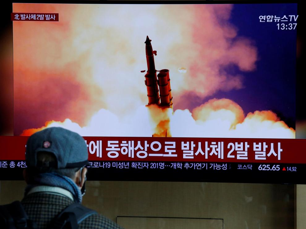 Un hombre mira por televisión en Seúl el lanzamiento de un proyectil en Corea del Norte.