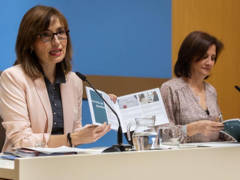 La concejala de Mujer, Igualdad y Juventud, María Antoñanzas, y la jefa del Servicio de Igualdad, Ana Gaspar, presentan en rueda de prensa la programación de los cursos que se impartirán en la Casa de la Mujer