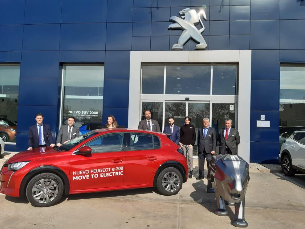 El equipo comercial de PSA Retail Zaragoza con el nuevo Peugeot e-208, en sus instalaciones.