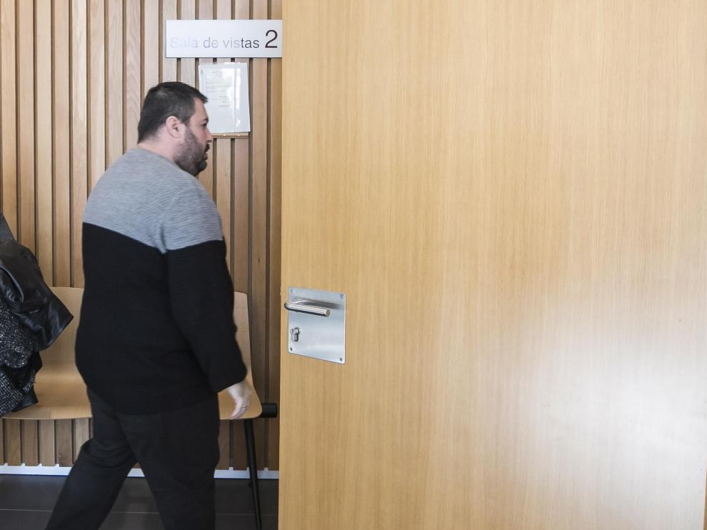 El acusado, entrando a la sala de vistas, cuando fue juzgado en la Audiencia de Zaragoza.