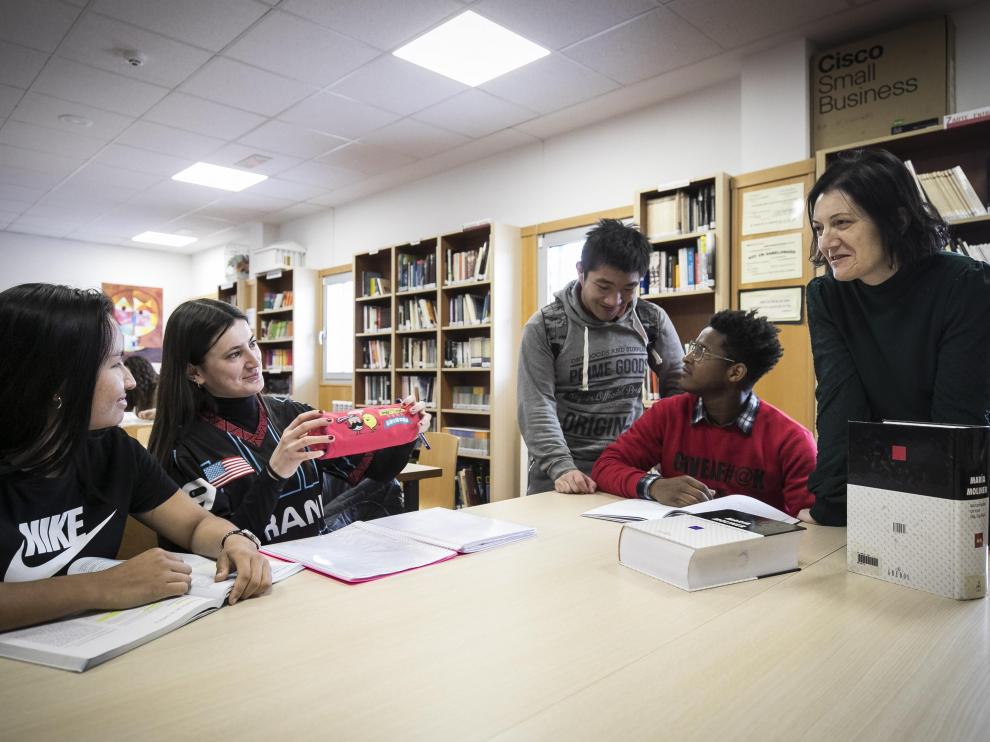 María Pilar Benítez, en la biblioteca del IES La Azucarera, con estudiantes del Aula de Español. La profesora siempre ha compaginado docencia e investigación