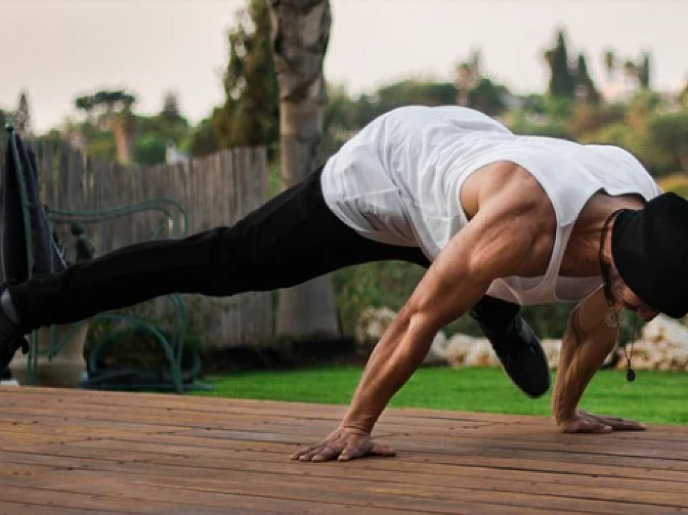 Imagen de archivo de un joven haciendo 'street workout'.
