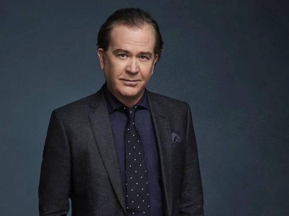 Timothy Hutton en el papel de Leon Bechley en la serie 'Almost Family'