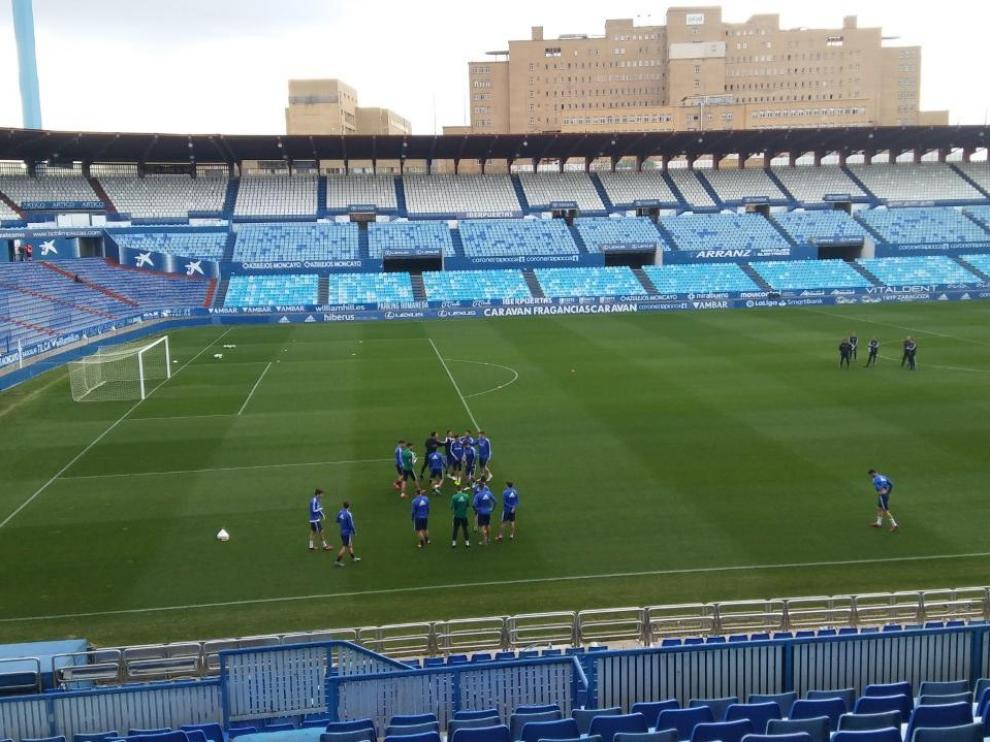 La plantilla zaragocista, en La Romareda a las 10.30 de este jueves festivo en la capital aragonesa.