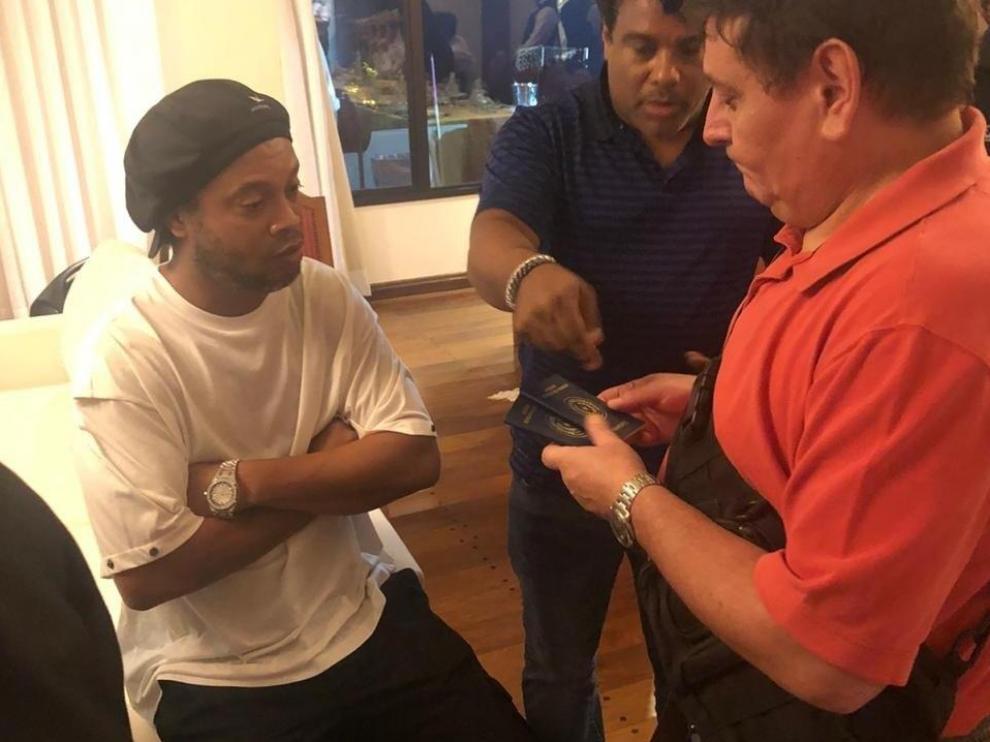 Momento en el que inspeccionan el pasaporte de Ronaldinho Gaúcho