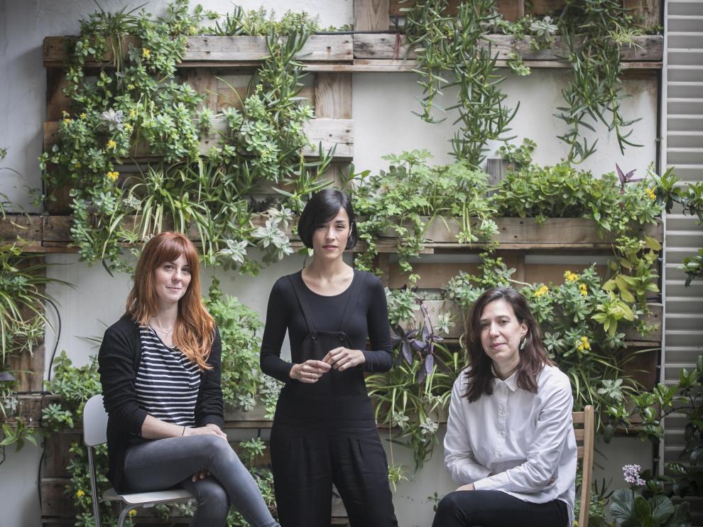 De izquierda a derecha, las artistas Carla Nicolás y Gema Rupérez y la galerista Patricia Rodrigo