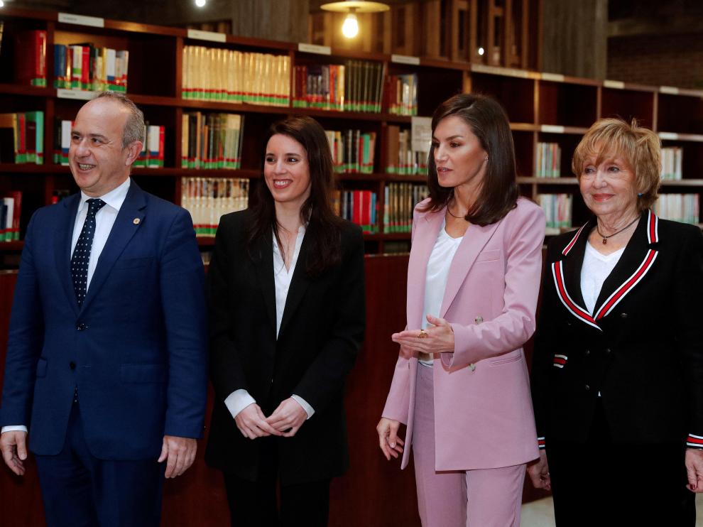 La reina Letizia (segunda por la derecha) junto a Irene Montero (segunda por la izquierda) en el acto en que han estado juntas este viernes