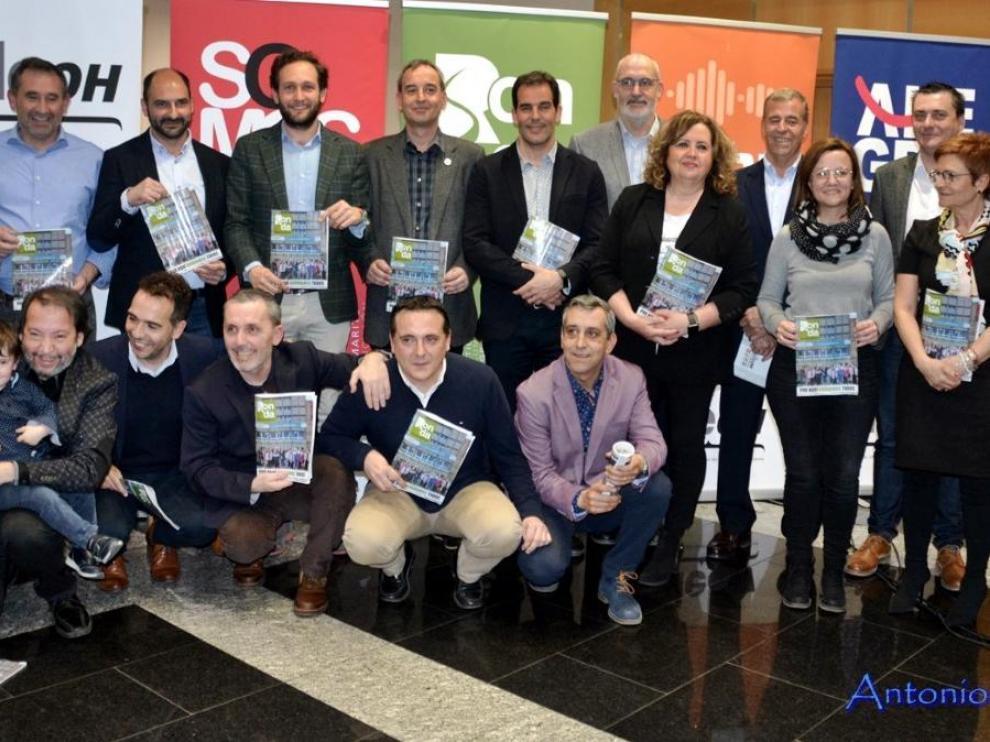Responsables de la sociedad editora de Ronda Somontano con autoridades.
