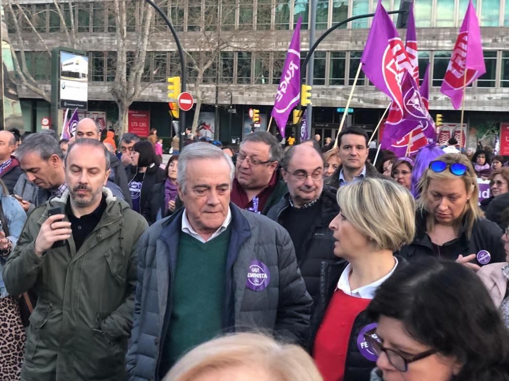El presidente de Aragón, Javier Lamban, participa en la manifestación tras la pancarta de juventudes socialistas, que lleva por lema Juntos e iguales en la lucha feminista. Tras ella también van consejeras como Marta Gastón.