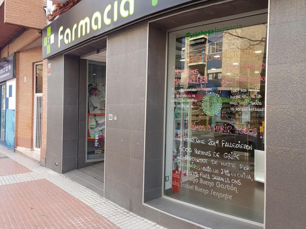 Cristalera de la farmacia Torrero, en Fray Julián Garcés, con mensajes sobre el coronavirus.