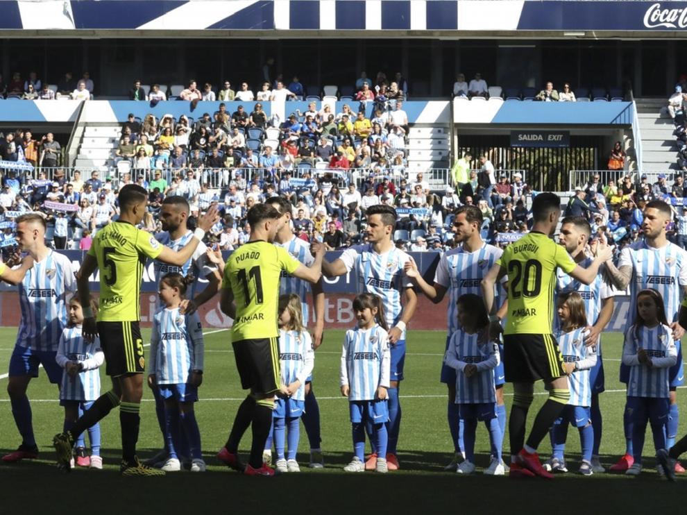Los jugadores del Real Zaragoza y el Málaga se dieron la mano con normalidad, a diferencia de otros campos.