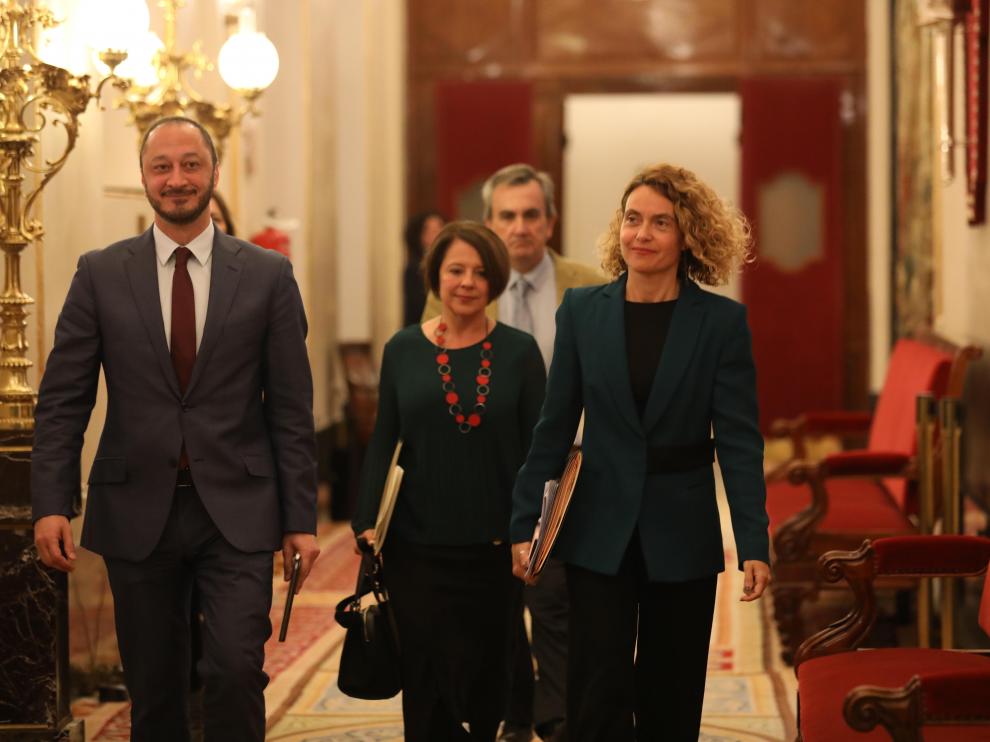 El vicepresidente primero del Congreso, Alfonso Rodríguez Gómez de Celis; la secretaria segunda del Congreso, Sofía Hernanz y la presidenta de la Cámara baja, Meritxell Batet llegan a la Mesa del Congreso.