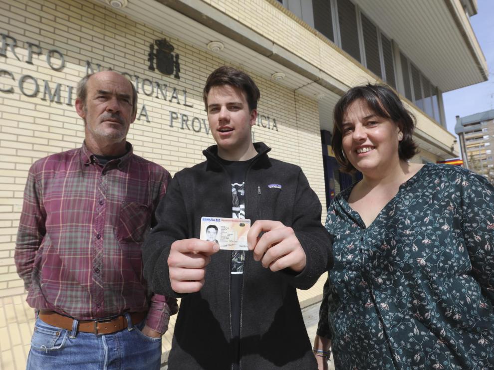 Patrick muestra feliz su nuevo DNI junto a sus padres, Martin Gilmartin y Natalia Aventín.