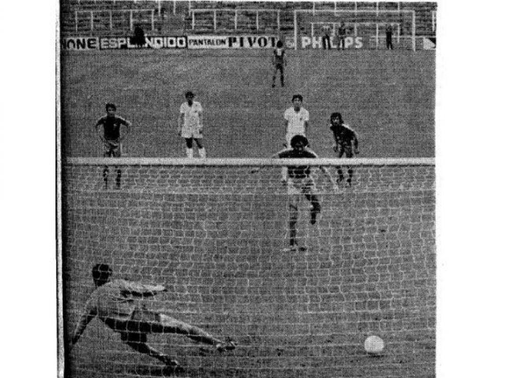 Foto de Juan G. Misis, de HERALDO DE ARAGÓN, en un Bernabéu vacío, con el gol de penalti de Pepe González al Valencia en la reanudación del partido suspendido tres días antes en Mestalla (Luis Casanova) en mayo de 1977.