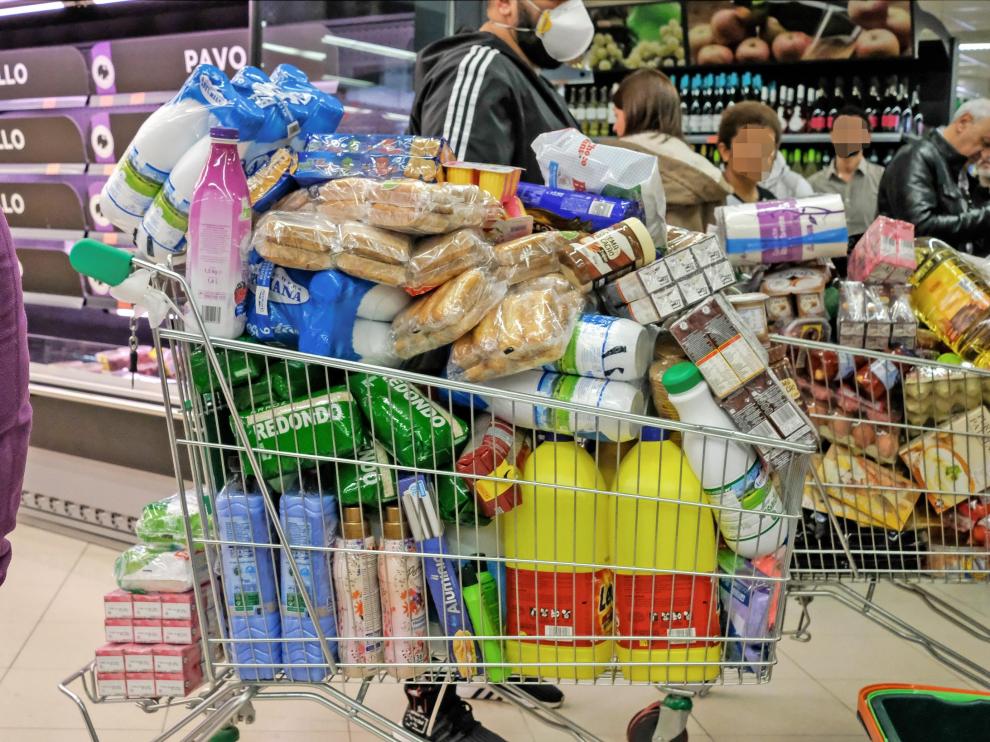 Un cliente con mascarilla realiza la compra en un supermercado de Madrid.